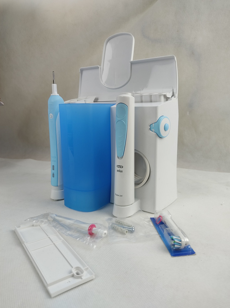 Zestaw Oral-B szczoteczka PRO 700 irygator WaterJet