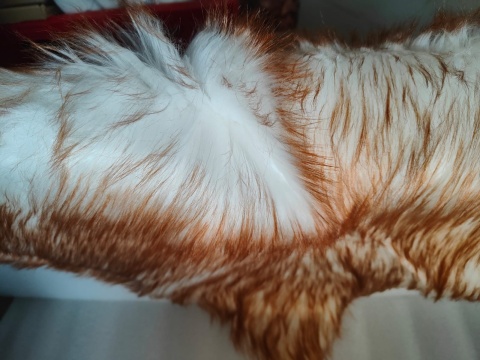 Dywan pluszowy ze sztucznego futra Biały Brąz puszysty dekoracyjny 50x80cm