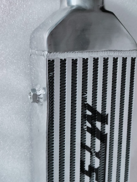 Uniwersalny intercooler Z-Line od Mishimoto MMINT-UZ Srebrny