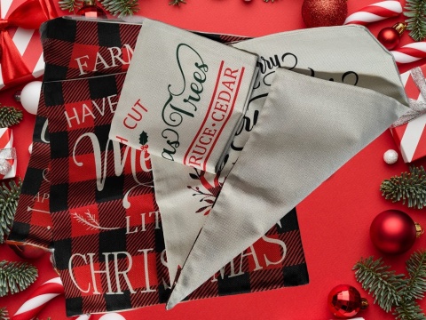 Zestaw 4 Poszewki na Poduszkę Świąteczne Wzory Dekoracyjne Ozdobne