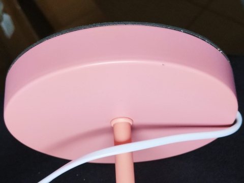 różowa lampka biurkowa regulowany klosz metal drewno