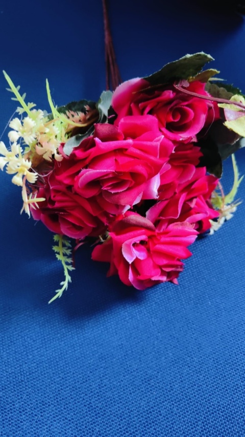 Wazon kwiaty kompozycja kwiatowa róże bukiet