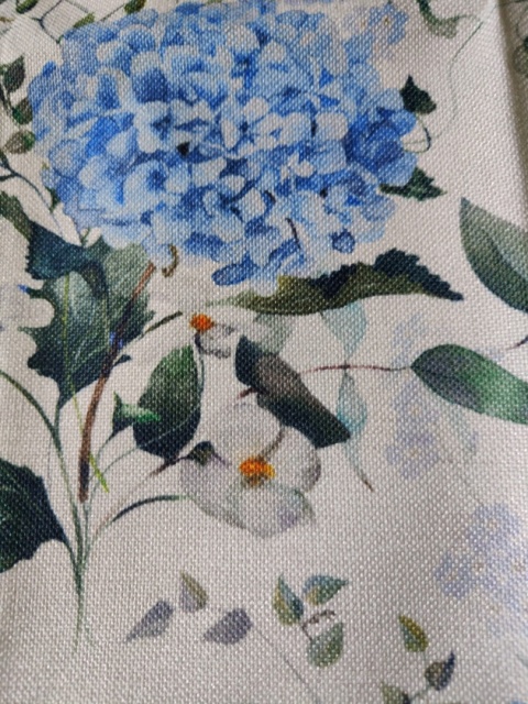 Bieżnik na stół niebieska hortensja 140 x 40 cm dekoracja ozdoba ochrona stołu kredensu
