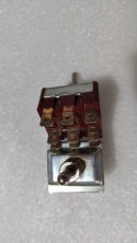 Przełącznik dźwigniowy APEM 657H/2/6573676 250VAC
